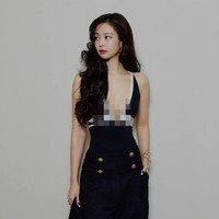 Atasan tersebut dipadukan dengan high waist pants dari koleksi Chanel Cruise 2026, yang dipamerkan di Biarritz bulan lalu. Jennie BLACKPINK juga memakai sejumlah perhiasan emas. Berpadu sempurna dengan clutch bag-nya untuk look bernuansa black-gold. Foto: dok. Instagram @jennierubyjane