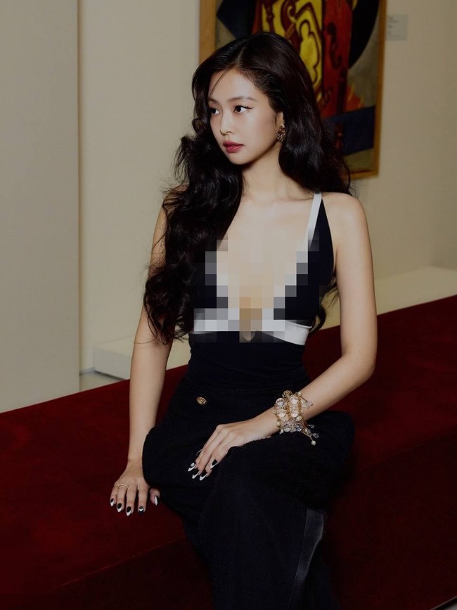 Rambut hitam panjangnya di-styling bergelombang dan disapu ke bahu kanan. Pulasan lipstik merah juga menghadirkan classic vibe Jennie sebagai Human Chanel. Foto: dok. Instagram @jennierubyjane