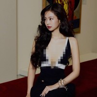 Rambut hitam panjangnya di-styling bergelombang dan disapu ke bahu kanan. Pulasan lipstik merah juga menghadirkan classic vibe Jennie sebagai Human Chanel. Foto: dok. Instagram @jennierubyjane
