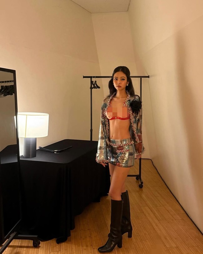 Rekan artis seperti Go Youn Jung dan Koo Kyo Hwan tertangkap vibing selama menonton pertunjukannya. Kali ini, Jennie BLACKPINK bersinar memakai busana custom Chanel. Terdiri dari bra merah beraksen lace, satu set jaket dan rok metalik dengan detail sequin. Foto: dok. Instagram @jennierubyjane
