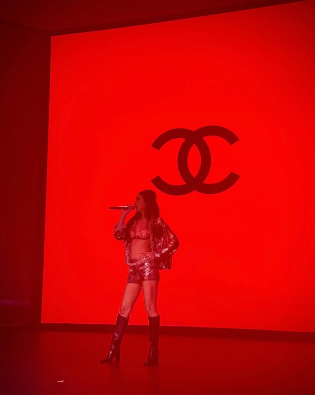 Malam itu, Jennie BLACKPINK sukses mengubah after party show Chanel menjadi mini concert. Ia menampilkan lagu hitsnya termasuk Damn Right dan Dracula. Bahkan menyanyikan lagu terbarunya yang belum dirilis secara eksklusif di depan tamu Chanel. Foto: dok. Instagram @jennierubyjane