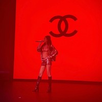 Malam itu, Jennie BLACKPINK sukses mengubah after party show Chanel menjadi mini concert. Ia menampilkan lagu hitsnya termasuk Damn Right dan Dracula. Bahkan menyanyikan lagu terbarunya yang belum dirilis secara eksklusif di depan tamu Chanel. Foto: dok. Instagram @jennierubyjane