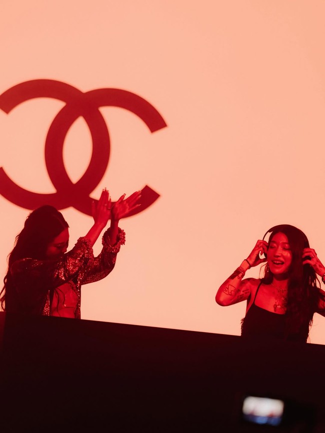 Dua baddie bersatu di atas panggung. Jennie BLACKPINK turut memeriahkan aksi panggung DJ Peggy Gou saat memainkan versi remix kolaborasi mereka, Like Jennie. Foto: dok. Instagram @jennierubyjane