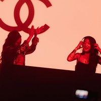 Dua baddie bersatu di atas panggung. Jennie BLACKPINK turut memeriahkan aksi panggung DJ Peggy Gou saat memainkan versi remix kolaborasi mereka, Like Jennie. Foto: dok. Instagram @jennierubyjane
