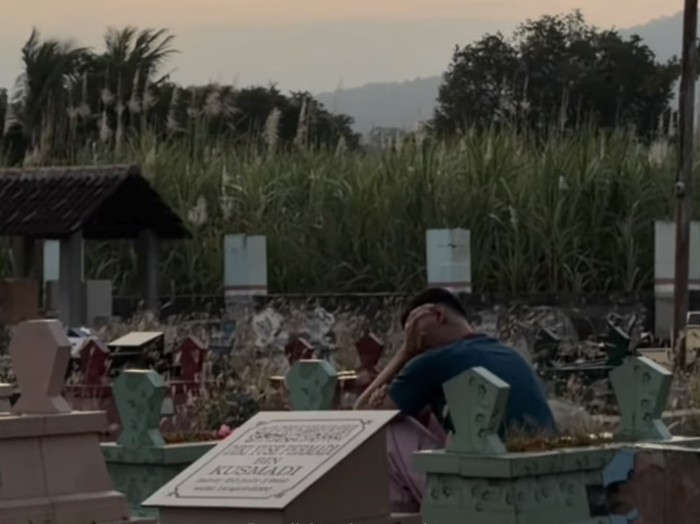 Justin Hubner Sesenggukan di Makam Ibunda Jennifer Coppen Jelang Menikah