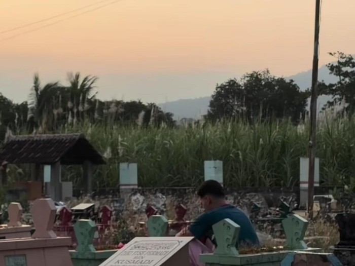 Justin Hubner Sesenggukan di Makam Ibunda Jennifer Coppen Jelang Menikah