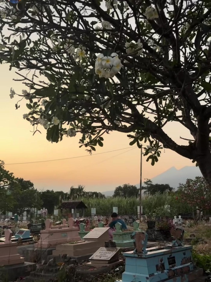 Justin Hubner Sesenggukan di Makam Ibunda Jennifer Coppen Jelang Menikah