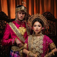 8 Foto Prewedding Jennifer Coppen-Justin Hubner, Melokal Pakai Baju Bodo