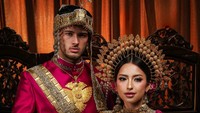 8 Foto Prewedding Jennifer Coppen-Justin Hubner, Melokal Pakai Baju Bodo