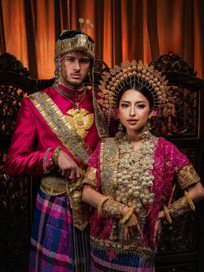 8 Foto Prewedding Jennifer Coppen-Justin Hubner, Melokal Pakai Baju Bodo