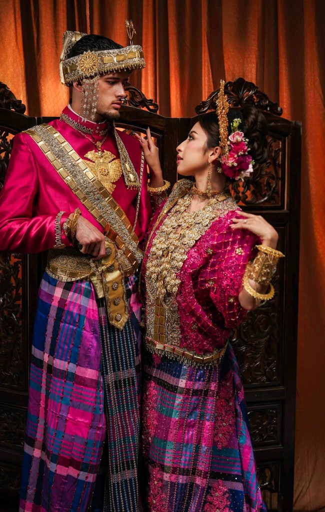 Bagian bawah busana Justin dan Jennifer sama-sama menggunakan kain bermotif kotak warna ungu, pink, dan biru. Motif ini memberi sentuhan khas budaya Makassar.  Foto: Instagram/@jennifercoppenreal20