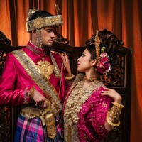 Bagian bawah busana Justin dan Jennifer sama-sama menggunakan kain bermotif kotak warna ungu, pink, dan biru. Motif ini memberi sentuhan khas budaya Makassar.  Foto: Instagram/@jennifercoppenreal20
