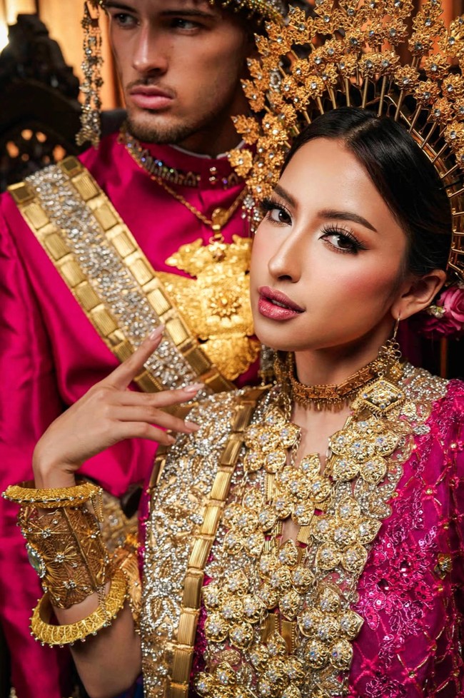 Sementara wajah Jennifer dipulas dengan riasan Angelic Makeup hasil tangan MUA Tyas Sofya. Riasannya dibuat flawless dengan complexion matte, eyeliner tegas, bulu mata lentik, serta lipstik nude pink yang lembut. Foto: Instagram/@jennifercoppenreal20