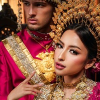 Sementara wajah Jennifer dipulas dengan riasan Angelic Makeup hasil tangan MUA Tyas Sofya. Riasannya dibuat flawless dengan complexion matte, eyeliner tegas, bulu mata lentik, serta lipstik nude pink yang lembut. Foto: Instagram/@jennifercoppenreal20
