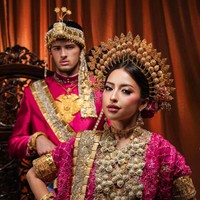 Penampilan Jennifer makin lengkap dengan mahkota adat berbentuk melingkar dengan ornamen bunga emas menjulang di sekeliling kepala. Sementara Hubner mengenakan aksesori kepala yang juga berwarna keemasan, membuat penampilannya semakin gagah. Foto: Instagram/@jennifercoppenreal20