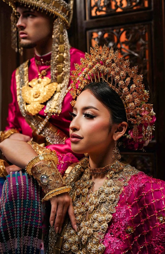 Selain hiasan kepala, keduanya juga mengenakan aksesori pelengkap lain, seperti gelang berukuran cukup besar, kalung, hingga anting yang menggantung di kedua telinga Jennifer. Foto: Instagram/@jennifercoppenreal20