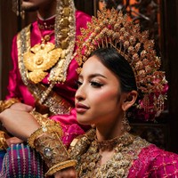 Selain hiasan kepala, keduanya juga mengenakan aksesori pelengkap lain, seperti gelang berukuran cukup besar, kalung, hingga anting yang menggantung di kedua telinga Jennifer. Foto: Instagram/@jennifercoppenreal20