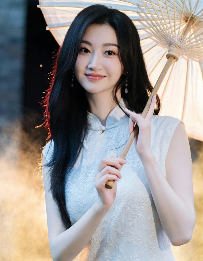 Pada 2022, Jing Tian mendapat kecaman setelah mempromosikan produk makanan yang diduga membuat klaim menyesatkan tentang penghambatan penyerapan lemak dan gula. Wanita 37 tahun itu dilaporkan menghadapi denda sekitar 7,2 juta yuan. Foto: Weibo