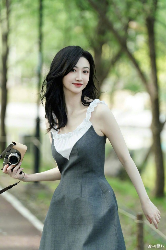 Jing Tian dijului sebagai ‘Wanita Tercantik Nomor 1 Beijing’ hingga ‘Bunga Peony versi Manusia’. Sayangnya kini Jing Tian menghadapi kritik atas serangkaian kontroversi yang diyakini telah merusak kariernya.Foto: Weibo