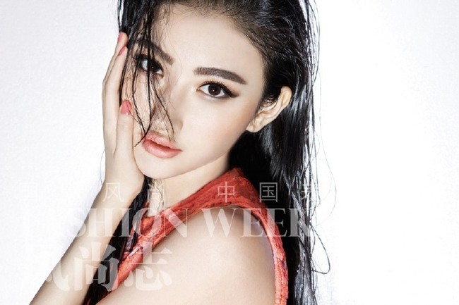 Di awal karier, Jing Tian membangun citra sebagai pewaris kaya dari keluarga berpengaruh karenanya ayahnya disebut seorang pejabat tinggi. Citra gadis kaya yang elegan membantu memperkuat status selebritinya. Foto: Weibo