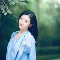 Meski cepat melesat, tapi sayangnya berbagai kontroversi dan pemberitaan negatif menantinya. Media Tiongkok menuduh bahwa melebih-melebihkan latar belakang orang tua, mendapat peran karena pacar kaya yang dirahasiakan. Foto: Weibo