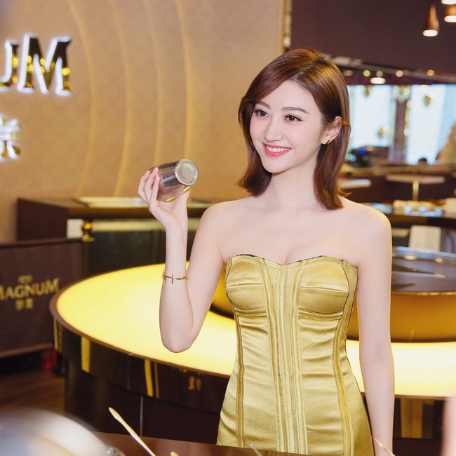 Diklaim bahwa Jing Tian dan pacarnya yang kaya melakukan perjalanan ke AS untuk surrogasi ilegal menurut hukum China. Namun Jing Tian disebut memutuskan komunikasi dan menolak untuk mengembalikan uang tersebut, yang menyebabkan konflik hukum. Foto: Weibo