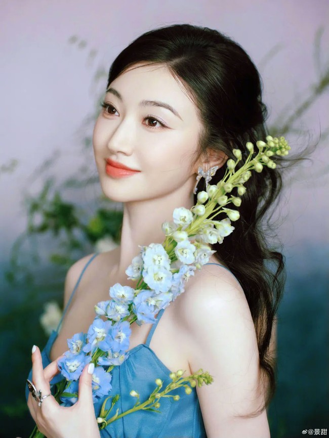 Meski telah dibantah, imej Jing Tian kembali tercoreng dan ia menghilang dari dunia hiburan. Dilansir Kbizoom, bintang ‘Si Jin’ tersebut menjual sejumlah propertinya karena belum lagi kembali ke dunia hiburan. Foto: Weibo