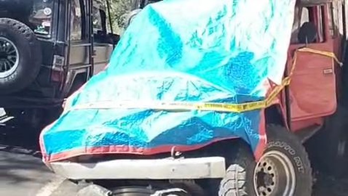 Jip wisata Bromo yang kecelakaan di Wonokitri, Pasuruan menabrak tebing menewaskan sopir dan 1 dari 3 wisatawan asal Semarang.