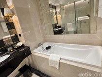Sensasi Berendam di Bathtub Mewah The Trans Luxury Hotel Surabaya