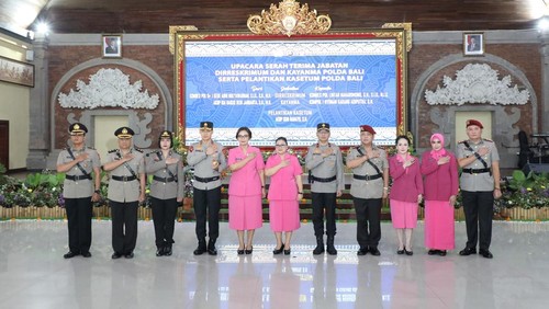 Kapolda Bali, Irjen Daniel Adityajaya, memimpin langsung upacara serah terima jabatan (Sertijab) dan pelantikan pejabat baru di Polda Bali. (Foto: Dok. Polda Bali)
