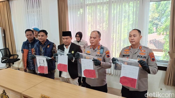 Kapolresta Banyumas, Kombes Petrus Silalahi (kedua kanan) menunjukkan barang bukti kasus penipuan oleh Sultan Nusantara di aula Mapolresta setempat, Jumat (29/5/2026).