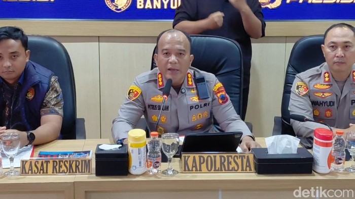 Kapolresta Banyumas, Kombes Petrus Silalahi memberikan keterangan saat ungkap kasus tindak pidana kekerasan seksual dan pengeroyokan yang melibatkan mahasiswa Unsoed Purwokerto di kantornya, Jumat (29/5/2026).