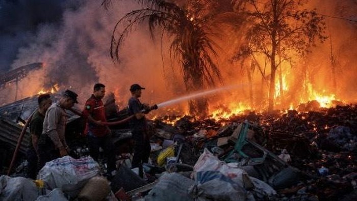 Petugas damkar sedang melakukan pemadaman api di Padangsidimpuan