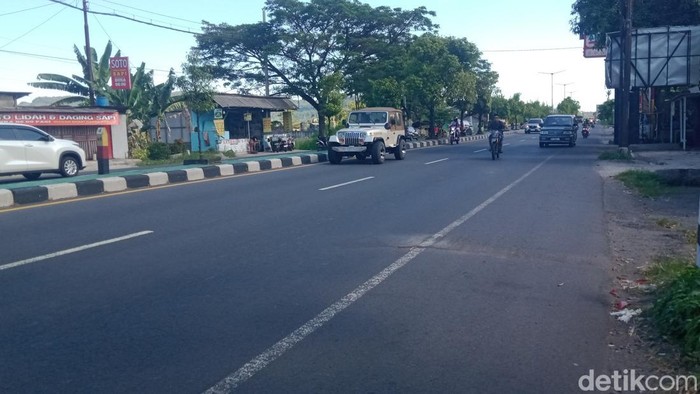 TKP kecelakaan antara motor dan truk yang menewaskan pasutri di Jalan Jogja-Solo  Desa Kemudo, Kecamatan Prambanan, Klaten, Jumat (29/5/2026).