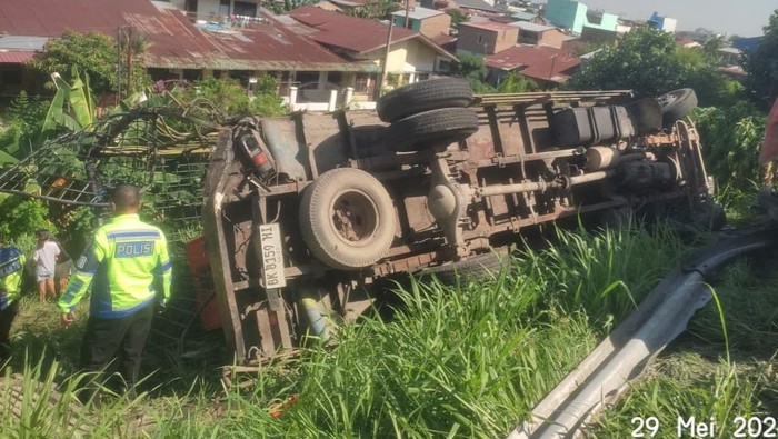 Truk pengangkut ayam yang terguling usai ditabrak di tol Medan