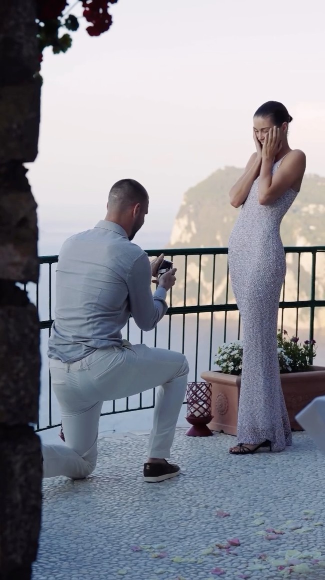“She said YES!!! 💍” tulis Maarten Paes, membagikan dokumentasi video ketika berlutut di hadapan kekasihnya dan menyematkan cincin di jari manis Luna Bijl. Foto: dok. Instagram @maartenpaes, dok. Instagram @lunabijl