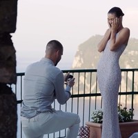 “She said YES!!! 💍” tulis Maarten Paes, membagikan dokumentasi video ketika berlutut di hadapan kekasihnya dan menyematkan cincin di jari manis Luna Bijl. Foto: dok. Instagram @maartenpaes, dok. Instagram @lunabijl