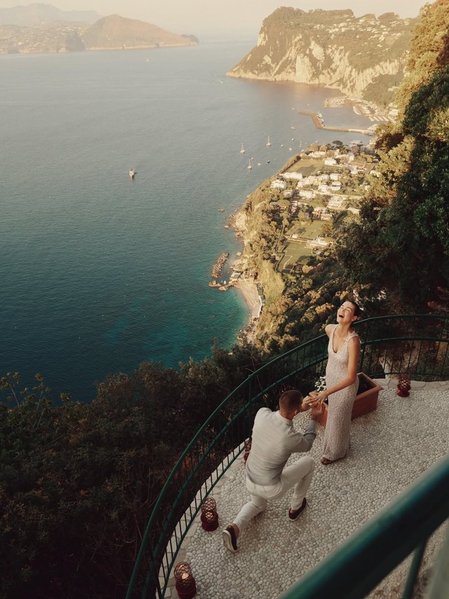 Maarten Paes melamar Luna Bijl dengan romantis di tengah momen liburan mereka di Capri, Italia pada Jumat (26/5/2026). Berlatar tebing yang menghadap laut luas. Foto: dok. Instagram @maartenpaes, dok. Instagram @lunabijl