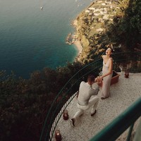 Maarten Paes melamar Luna Bijl dengan romantis di tengah momen liburan mereka di Capri, Italia pada Jumat (26/5/2026). Berlatar tebing yang menghadap laut luas. Foto: dok. Instagram @maartenpaes, dok. Instagram @lunabijl