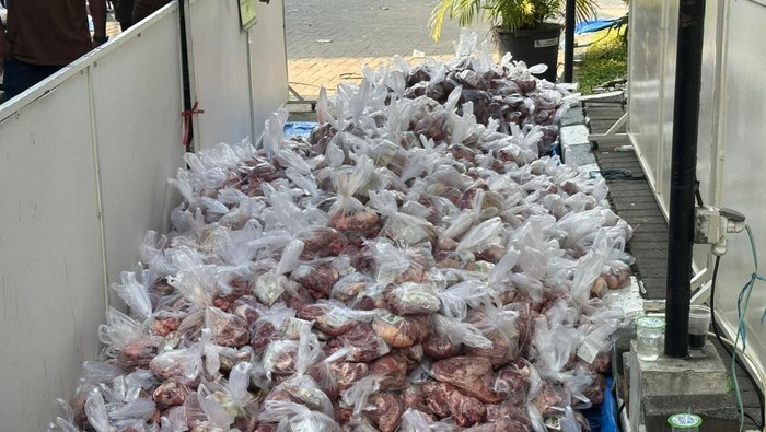 Komunitas Masjid Al Madani Pakuwon City Surabaya memanfaatkan AI untuk transparansi penyembelihan hewan dan distribusi daging kurban.