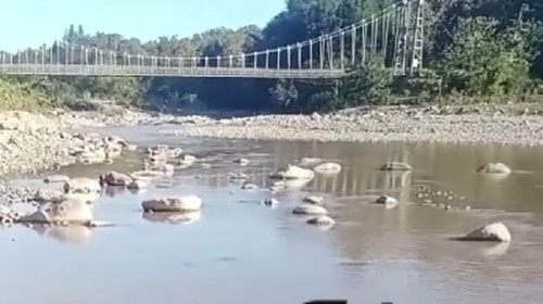 Kondisi air Sungai Talau yang tercemar penggalian sirtu untuk proyek AMP mol batu di Desa Derok Faturene, Kecamatan Tasifeto Barat, Kabupaten Belu, NTT. (tangkapan layar video akun Instagram @belu_update)