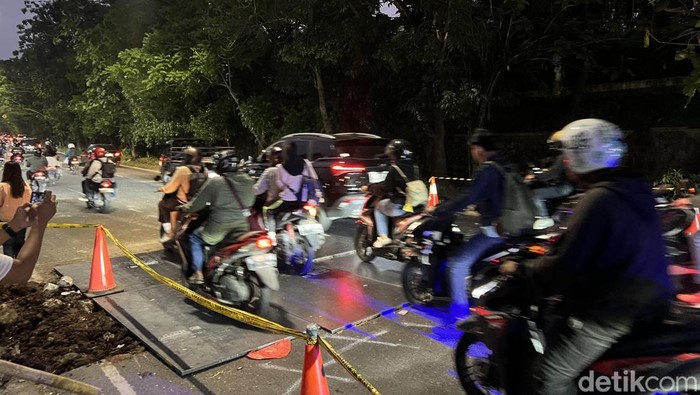 Lalu lintas di Jalan Lenteng Agung setelah jalan amblas ditutup pelat besi, Jumat (29/5/2026).