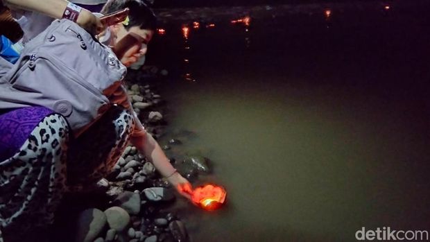 Larung Pelita Suasana larung pelita purnama sidhi yang berlangsung di Sungai Progo, wilayah Kecamatan Borobudur, Kabupaten Magelang, Jumat (29/5/2026).