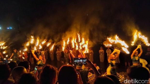 Larung Pelita di Sungai Progo Suasana larung pelita purnama sidhi yang berlangsung di Sungai Progo, wilayah Kecamatan Borobudur, Kabupaten Magelang, Jumat (29/5/2026).