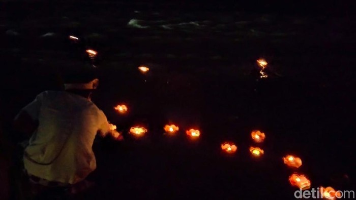 Suasana larung pelita purnama sidhi yang berlangsung di Sungai Progo, wilayah Kecamatan Borobudur, Kabupaten Magelang, Jumat (29/5/2026).
