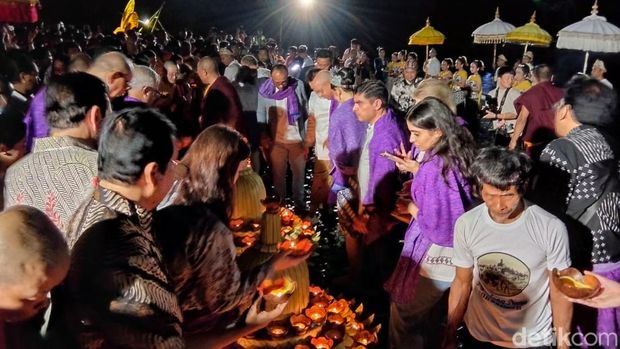 Larung Pelita Sungai Progo Ribuan orang saksikan larung pelita purnama sidhi yang berlangsung di Sungai Progo, wilayah Kecamatan Borobudur, Kabupaten Magelang, Jumat (29/5/2026).