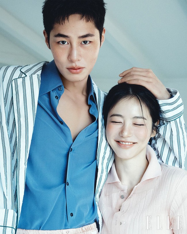 Lee Jae Wook dan Shin Ye Eun dipertemukan sebagai pasangan dalam drama Korea Doctor On The Edge. Keduanya menampilkan chemistry lewat pemotretan ELLE Korea jelang penayangannya. Foto: dok. ELLE Korea