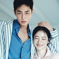 Lee Jae Wook dan Shin Ye Eun dipertemukan sebagai pasangan dalam drama Korea Doctor On The Edge. Keduanya menampilkan chemistry lewat pemotretan ELLE Korea jelang penayangannya. Foto: dok. ELLE Korea