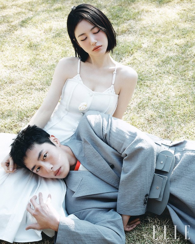 Doctor On The Edge tayang perdana mulai 1 Juni 2026. Penggemar dapat menyaksikan drama romantis ini dengan subtitle Bahasa Indonesia di Disney+. Foto: dok. ELLE Korea