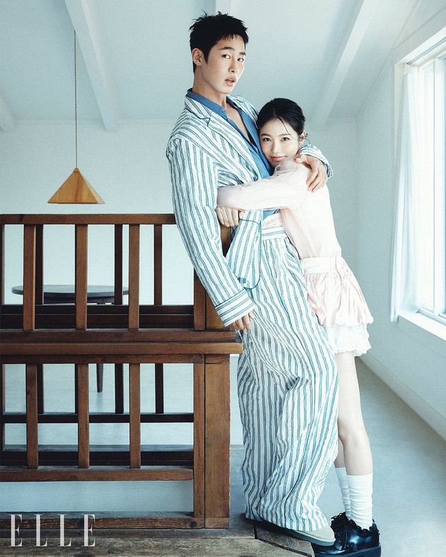 Kepada ELLE Korea, Lee Jae Wook mengaku beruntung dipertemukan dengan Shin Ye Eun. Di sisi lain, sang aktris merasa perhatian yang diberikan Lee Jae Wook membuat proses syuting terasa nyaman. Foto: dok. ELLE Korea